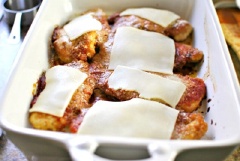 Sau khi nướng xong, lấy gà ra, cho phô mai mozzarella lên rồi cho trở lại vào lò nướng thêm 10 phút nữa.