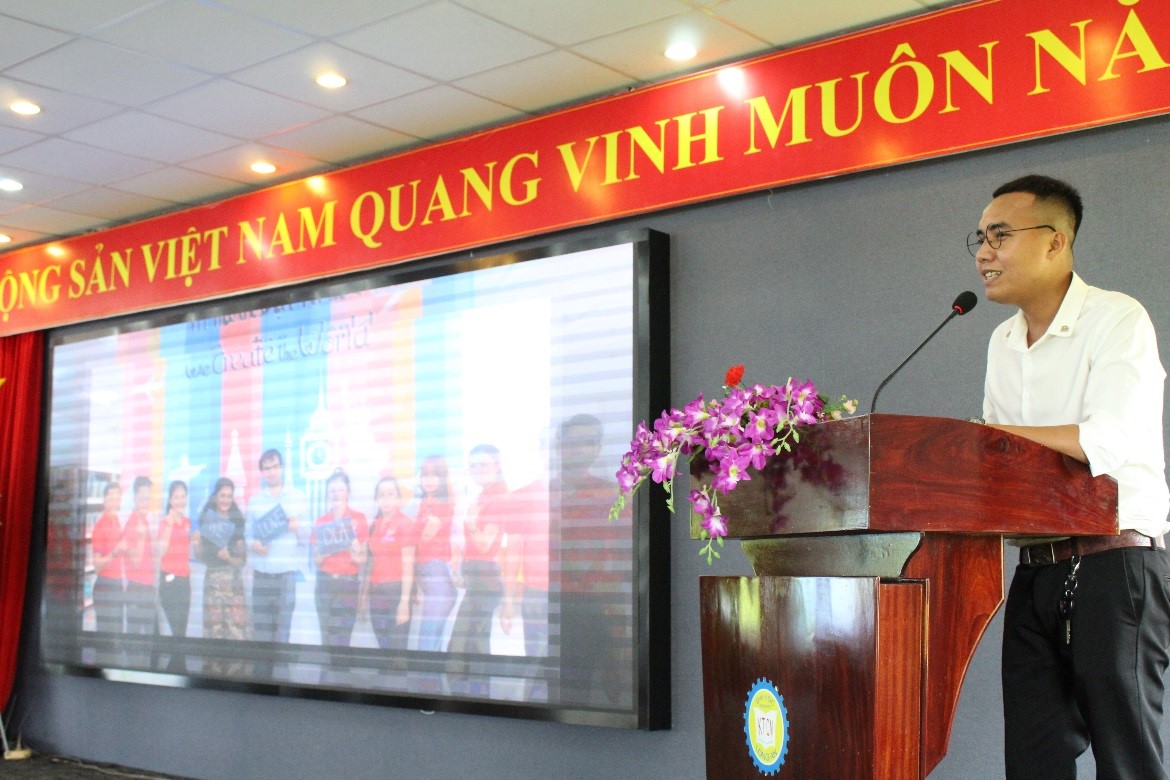 Đ/c Trương Phú Quí – Phó Bí thư Đoàn trường công bố Quyết định thành lập CLB Tiếng Anh DLA - LAU’s English Club nhiệm kỳ 2021-2023