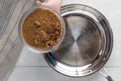Mở sẵn lò nướng ở 325 độ C. Cho 340g đường dừa, 4 muỗng canh nước vào nồi, khuấy đều rồi bắc lên bếp nấu trên lửa lớn đến khi chuyển thành màu cánh gián, đặc sệt là được. Cho nồi caramel ra ngâm trong nước lạnh, vừa ngâm vừa khuấy caramel nhanh nguội. Trong một tô lớn cho 4 quả trứng gà, 1 muỗng canh bột sắn dây vào và trộn đều.