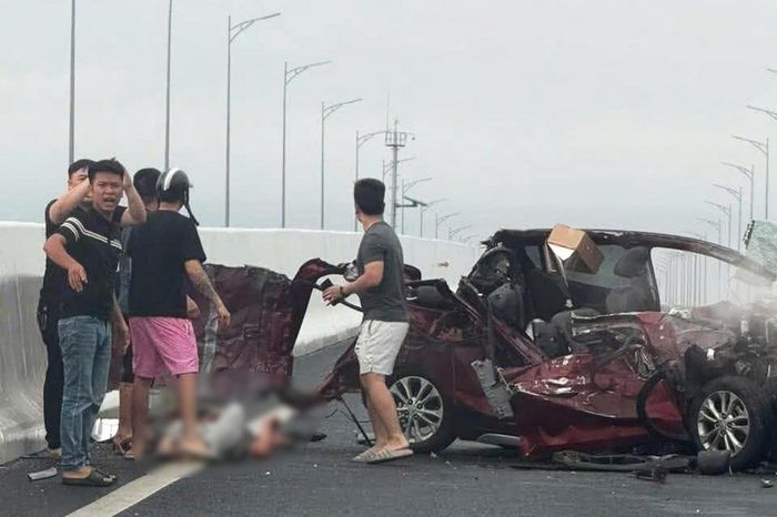Ô tô bay nóc, biến dạng sau tai nạn trên cao tốc, 2 người thoát chết kỳ diệu - Báo VTC News