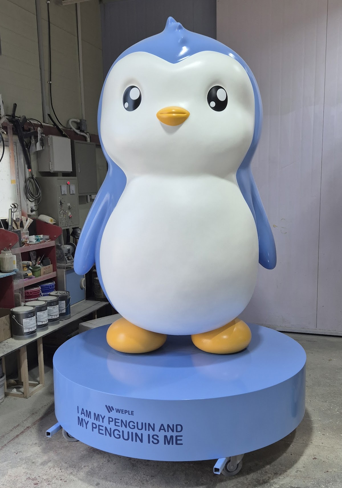 홍대 카페 옥상 동물 조형물 제작, 원형 베이스 위에 세운 펭귄 형태 캐릭터 조형물을 하오팩토리가 성형·도색·설치까지 진행한 제작 사례