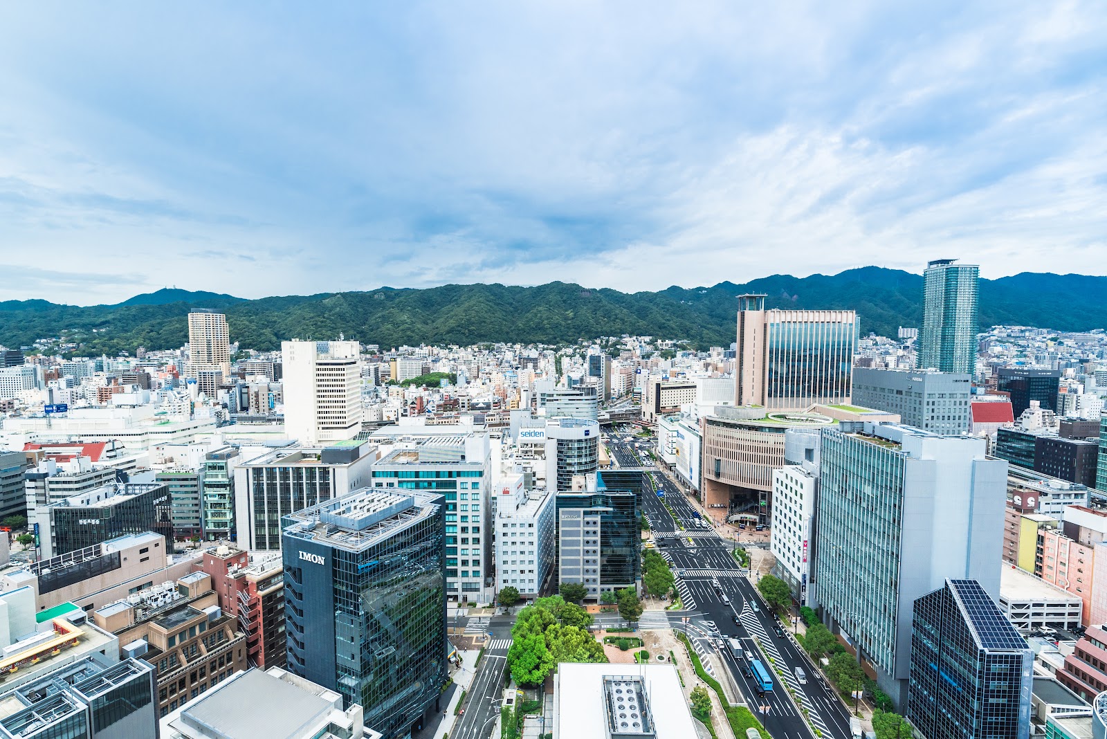 三宮市街と六甲山方面の眺め