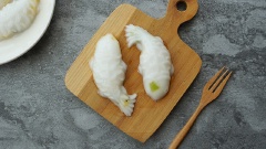 Khi ăn chỉ cần lấy thạch ra, bày trí trên dĩa và thưởng thức thôi nè. Những miếng thạch dừa trái cây hình cá nhỏ nhắn, xinh xắn cực kì dễ thương và ngon miệng, mẹ có thể làm cho bé ăn những khi rảnh rỗi nha.