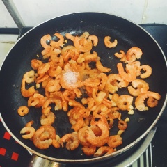 Cho tỏi băm vào xào cho thơm rồi cho tôm vào xào nhỏ lửa, nêm một chút đường, xào cho tới khi tôm săn lại.