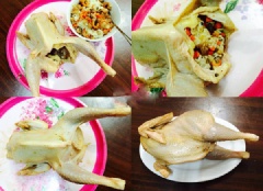 Cho gà vào 1 khay rộng, lần lượt nhồi hết phần xôi trộn lạp xưởng, nấm hương, tôm khô và cà rốt vào trong bụng gà. Nhồi xong, dùng tăm nhọn cài thật chặt và kín phần bụng gà vừa nhồi xong và cho vào khay hoặc đĩa chịu nhiệt chuẩn bị mang đi nướng.