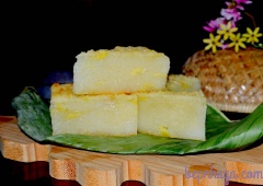 Lấy khuôn bánh ra khỏi lò. Để bánh nguội tầm 10 phút rồi dùng dao lách nhẹ quanh thành khuôn. Úp ngược bánh lên rack cho bánh nguội hoàn toàn mới cắt. Khi cắt nên phết sơ ít dầu ăn lên dao và cắt dứt khoát. Bánh khoai mì sầu riêng với vị béo của bơ và nước cốt dừa, bùi dẻo của khoai mì và đặc biệt hương thơm sầu riêng rất đặc trưng. Bánh có thể dùng ăn sáng là tuyệt nhất!