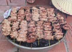 Chuẩn bị lửa than để nướng thôi. Thấy thịt chín vàng đều là hoàn thành rồi.