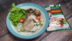 Thêm các loại nấm, xà lách, ớt sừng, và đậu hũ chiên, hành phi hành ngò cắt nhỏ rồi chang thêm nước lèo đậm đà, thơm ngon tự nhiên nữa là hoàn thành món ăn. Một món ăn đơn giản cho ngày chay. Chúc các bạn thành công với món ăn này.