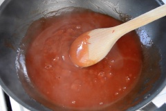 Cho vào chảo gồm: 5 muỗng canh tương, 3 muỗng canh tương ớt, 60ml nước lọc, 3 muỗng canh đường, 1/2 muỗng cà phê muối, 1/4 muỗng cà phê tiêu, 2 muỗng canh mè trắng rang và 2 muỗng canh hành lá thái nhỏ, đun sôi và khuấy đều. Khi sốt sôi thì cho gà chiên vào đảo đều. Đun đến khi sốt cạn và áo đều lên gà là được nhé!