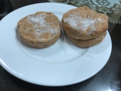 Sau khi cứng lại lấy từng viên cá nhúng vào trứng gà sau đó lăn qua vụn bánh mì chiên đến khi vàng giòn 2 mặt. Nên dùng ngay sau khi chiên xong để đảm bảo độ giòn của lớp vỏ bên ngoài.