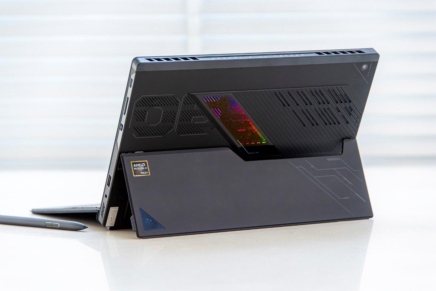 A black computer with a mouse    AI-generated content may be incorrect.