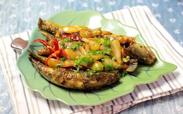 Cá Bống Kho Củ Kiệu Và Ớt Khô