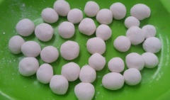 Chuối bóc vỏ, cắt làm những khoanh bằng nhau dày chừng 2,5-3cm. Ướp chuối với 1/2 lượng đường để chuối đậm đà hơn. Bột nếp cho vào tô với chút nước ấm, nhào mịn sau đó viên thành những viên nhỏ bằng nhau.
