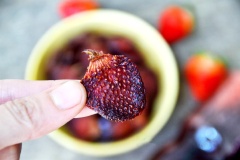 Dâu sấy dẻo hoàn thành khi quả sậm màu, quắt lại như hình, bề mặt quả còn hơi ẩm chứ không khô cứng. Cắn thử một quả thấy chua ngọt dẻo thơm thơm là được. Đợi mứt dâu nguội có thể cho vào hũ bảo quản kín dùng dần. Cách làm dâu tây sấy dẻo này thật là dễ đúng không, tết này làm thử nhé!