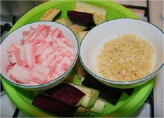 Mực cắt vừa ăn. Tôm sú cắt râu, rửa sạch. Thịt ba rọi thái vừa ăn. Chả cá xắt miếng vừa ăn. Cá hú làm sạch khứa. Sả bằm nhỏ.