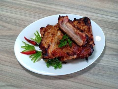 Sườn nướng nguyên mảnh đã xong, ngon và hấp dẫn chưa nè ^_^. Trình bày món sườn nướng ra đĩa thưởng thức cùng cơm nóng và rau thơm, dưa leo các loại. Yummy !!