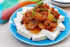 Một món ăn đơn giản, chẳng cần nhiều nguyên liệu cũng như công đoạn phức tạp mà vẫn giàu dinh dưỡng, thơm ngon hấp dẫn. Bạn hãy nhanh tay làm ngay công thức mới lạ theo hương vị Hàn này nhé.