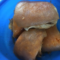 Trộn nước chanh, muối, màu thực phẩm chung với nhau bôi lên miếng thịt đã xăm
