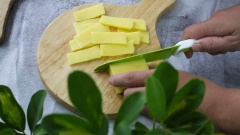 Bánh mì cắt thành nhiều rãnh nhỏ, phô mai cắt lát mỏng khoảng 0.5cm, hành lá cắt nhuyễn. Cho phô mai vào từng rãnh bánh mì đã cắt trước đó, sau đó phết bơ lạt được làm tan chảy lên mặt trên bánh mì, cho thêm hành lá cắt nhuyễn và một ít tiêu.
