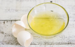 Tách lấy lòng trắng trứng, đánh bông với máy đánh trứng ở tốc độ cao trong khoảng 5 phút, hoặc dùng phới đánh trứng, đánh đến khi lòng trắng bông cứng tạo thành một chóp nhọn. Thêm chút muối khi đánh. Thêm đường, giấm, vani và nước nóng vào hỗn hợp lòng trắng trứng.