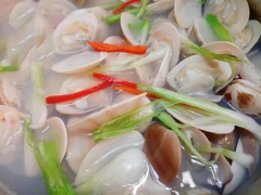 Khi nồi nghêu vừa sôi lên thì cho hành, ớt và gia vị vào. Khi các con nghêu mở đều ra hết là canh đã chín, nêm nếm gia vị vừa ăn rồi thêm hành lá và ít tiêu vào rồi tắt bếp.