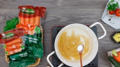Đun sôi một nồi nước, cho 200gr nui ống vào cùng với 1/2 muỗng cà phê muối, luộc 10 phút đến khi nui chuyển màu vàng trong là được. Vớt nui ra xả qua nước lạnh rồi chắt ráo nước. Rưới lên nui 1 muỗng cà phê dầu ăn rồi trộn đều cho những sợi nui không dính vào nhau.