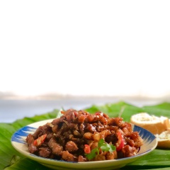 Thịt kho chín vàng, đậm vị và thơm nồng mùi đặc trưng của tiêu đen rất kích thích vị giác đặc biệt là người nhạt miệng, khi ăn có thể ăn kèm với bánh mì chấm hoặc ăn với cơm trắng trong bữa cơm gia đình.