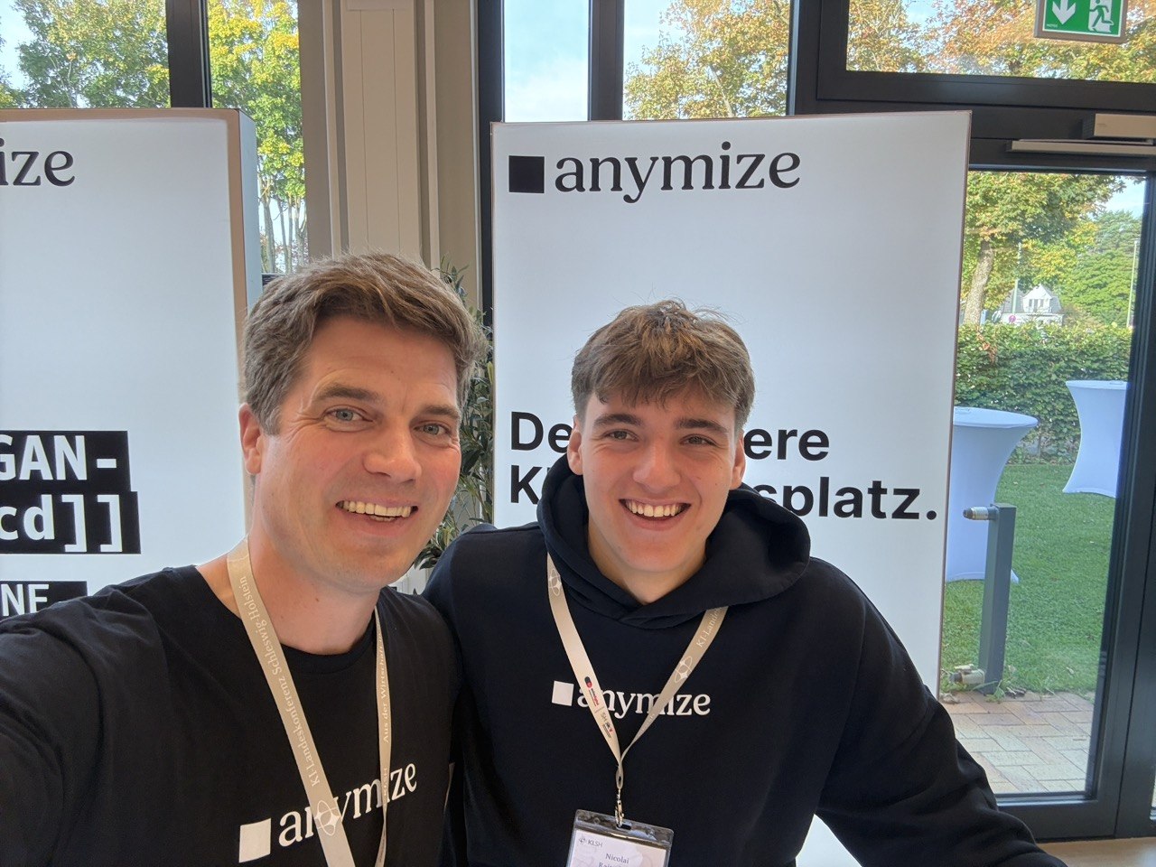 Nils Karow und Nikolai Raitschew am anymize-Stand auf der 7. KI-Landeskonferenz