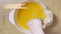 Đem hỗn hợp vừa nấu sôi để ra ngoài cho nguội trong vòng 30 phút, cho nước đã hòa tan viên REDOXON TRIPLE ACTION vào chung với hỗn hợp khuấy đều