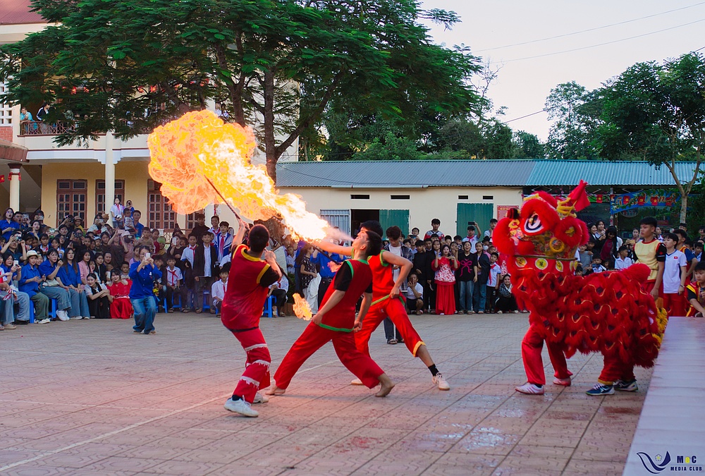 Tuổi trẻ Trường Đại học Tây Bắc tổ chức nhiều hoạt động trung thu ý nghĩa cho thiếu nhi