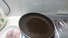 Cho dầu vào chảo nóng, chú ý đảo nhẹ chảo cho phần dầu ăn chảy lan đều bè mặt chảo. Thêm 1/2 muỗng cà phê muối vào chảo. Cho cá diêu hồng vào chiên.