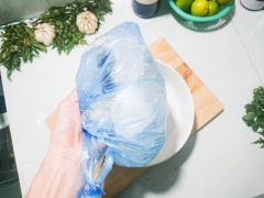 Cầm chặt túi kem đã được cột chặt bên trong túi đá, lắc đều trong 10 phút, nghỉ 2 phút lặp lại thao tác 3 lần. Cuối cùng bạn sẽ có được hỗn hợp kem đông mịn ngon mà không cần đến tủ đông.