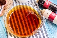 Làm caramel: Cho 200gr đường vào nồi nhỏ và đun trên lửa thấp, thỉnh thoảng khuấy cho đường tan chảy đều, đến khi đường chuyển sang màu vàng nâu thì tắt bếp. Đổ caramel vào khuôn bánh flan tròn ngay để caramel không bị cứng lại, để nguội.