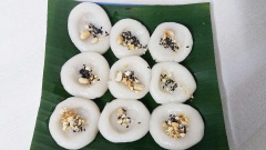Rắc lạc và vừng đen đã rang sẵn lên bánh và thưởng thức. Chúc các bạn thành công!