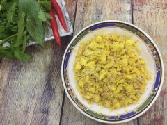 Riềng, sả cạo rửa sạch, xay hoặc giã nhuyễn. Mẻ nghiền nhuyễn với 3 thìa canh nước lọc, bỏ bã. Nghệ giã nhỏ lọc lấy nước cốt. Rau thơm rửa sạch thái nhỏ.