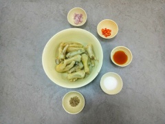 Ướp chân gà với 1 muỗng cà phê hành tím băm, 1 muỗng cà phê ớt băm, 2 muỗng cà phê nước mắm, 1 muỗng cà phê đường, 1 muỗng cà phê tiêu. Trộn đều rồi ướp khoảng 30 phút.