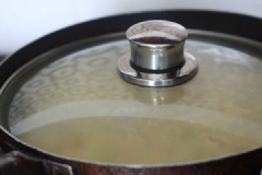 Đậy vung chảo và đun nhỏ lửa khoảng 7-8 phút.