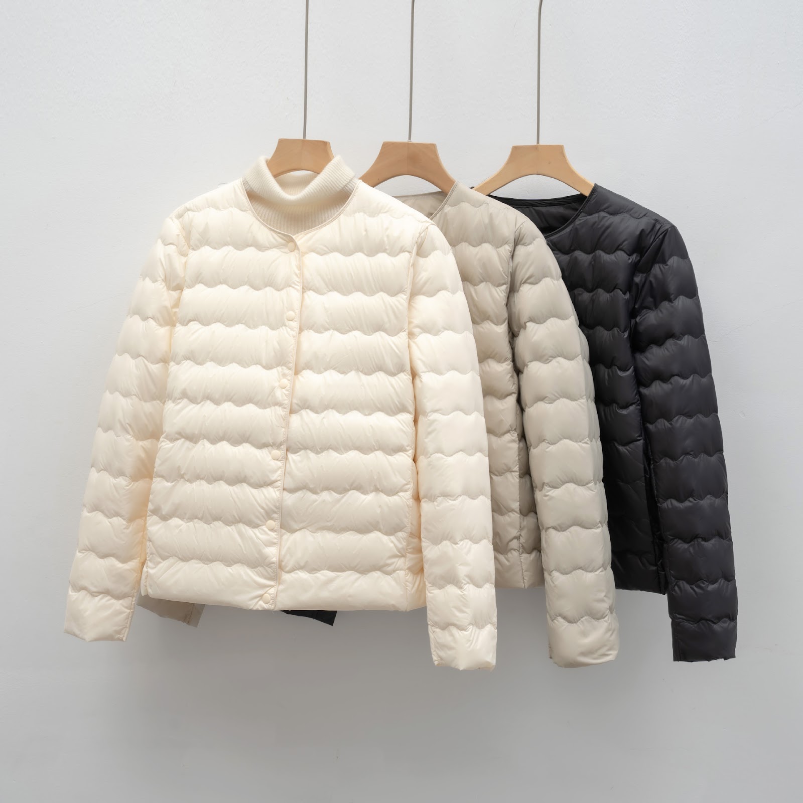 Lightweight women's down jacket with round neck and wave pattern