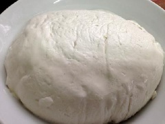 Cho ít nước vào bột nếp, nhào thành khối bột, để riêng. Ngâm đậu xanh cho mềm.