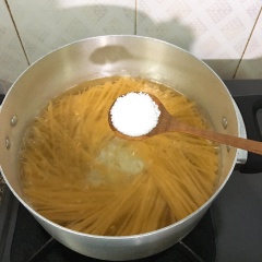 Đun nước sôi, luộc mì. Cho một ít dầu ăn và muối trắng vào nước luộc để mì không bị dính. Rửa sạch tất cả nguyên liệu. Cắt hạt lựu cà chua.