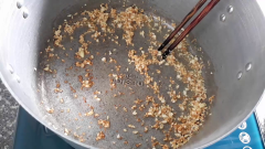 Phi vàng tỏi: cho vào nồi 4 muỗng canh dầu ăn, cho tỏi vào phi vàng sau đó vớt tỏi ra và cho vào lẩu cuối cùng. Sử dụng lại nồi có dầu phi tỏi lúc nảy cho sả đập dập vào xào thơm rồi cho gà vào, xào đến khi gà săn lại. Xào tầm 15 phút rồi cho nước vào. Bạn ăn nước chừng nào thì cho chừng đó nước.