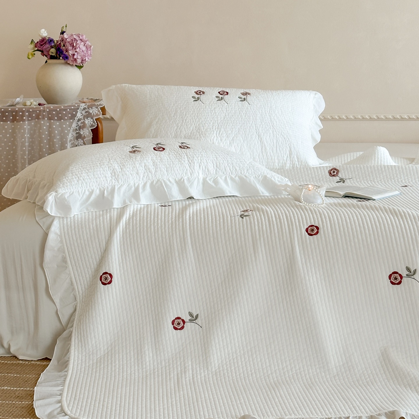 Cotton coverlet, 3-piece, with ruffles