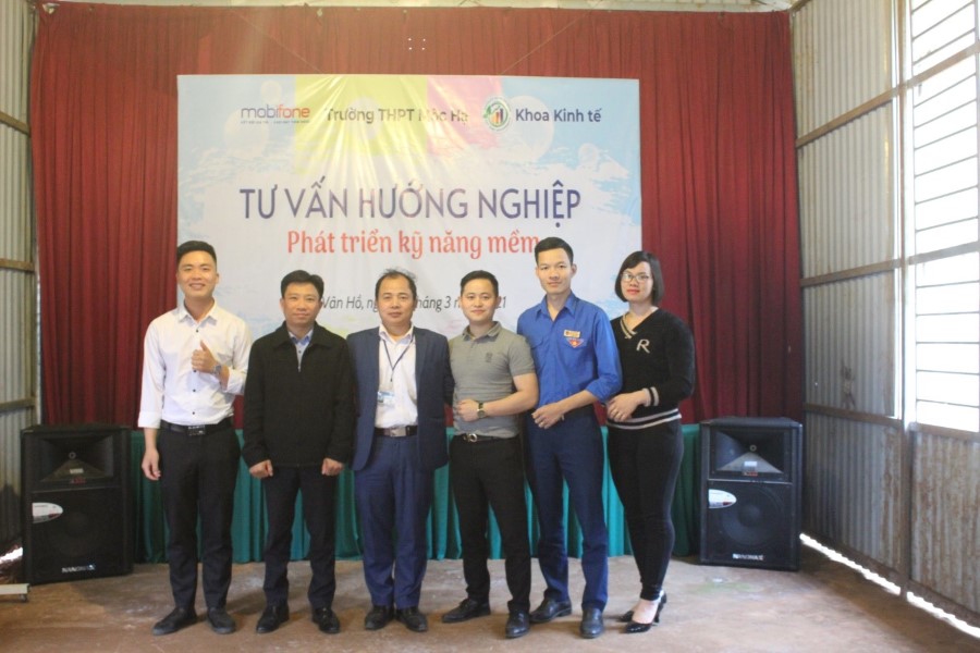 Bộ môn Quản trị kinh doanh, Khoa Kinh tế tổ chức tư vấn hướng nghiệp và phát triển kỹ năng mềm cho học sinh tại Trường THPT Mộc Hạ, huyện Vân Hồ, tỉnh Sơn La