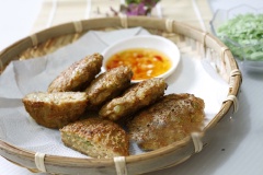 Chả cốm dẻo thơm được làm từ nguyên liệu chính là cốm dẹp và thịt heo bằm, cùng với ít gia vị. Chả được chiên chín béo thơm hấp dẫn, có thể chấm cùng tương ớt hay tương cà đều tuyệt.