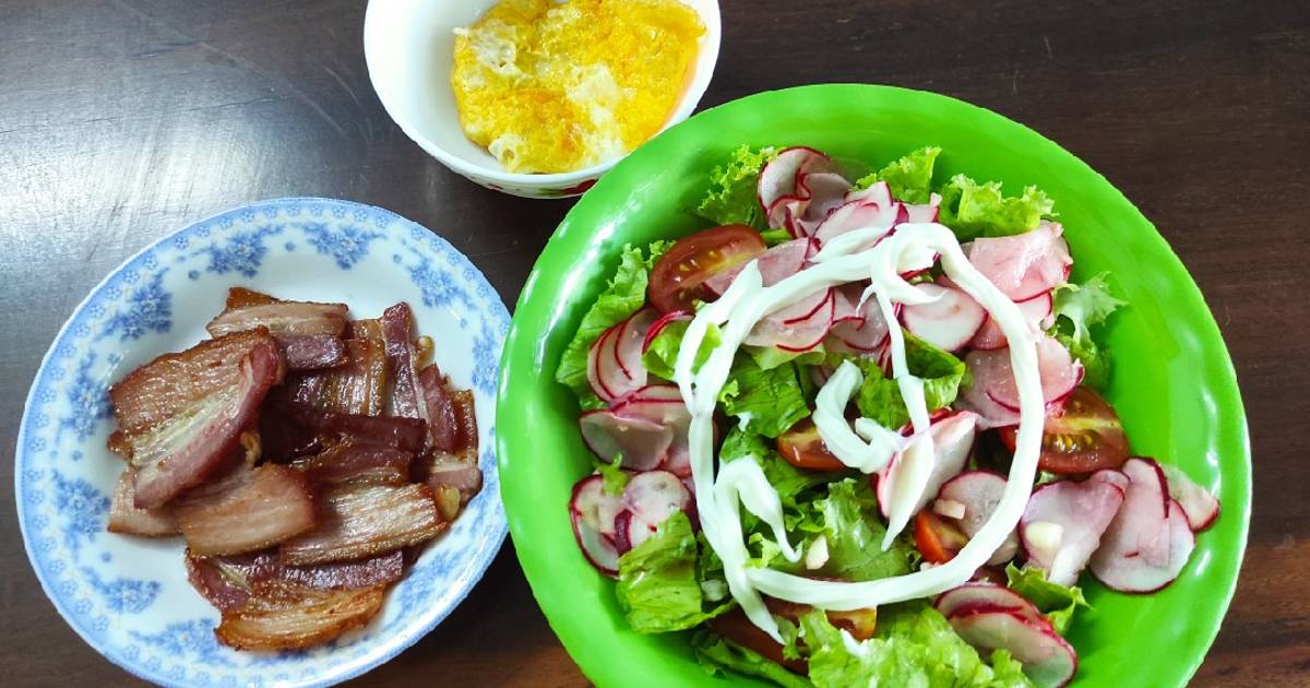 Salad rau củ kèm thịt xông khói