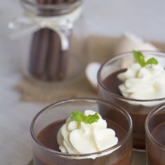Mousse chocolate ngọt ngào, thơm lừng và béo ngậy tan ngày trên đầu lưỡi hấp dẫn vô cùng. Với cách làm đơn giản, bạn có thể làm ngay món tráng miệng tuyệt diệu này cho buổi trà chiều nhâm nhi cùng bạn bè đấy.