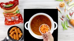 Tiếp tục cho 50gr đậu Hà Lan, 50gr cà rốt hạt lựu, rồi khuấy đều nấu trong 5 phút cho rau củ vừa chín. Sau đó cho 150gr khoai lang xay nhuyễn vào, nấu thêm 10 phút cho khoai chín, hòa vào nước cà ri để tạo độ sệt và sánh cho cà ri.