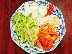 Cần tây đem nhặt bỏ bớt lá, cắt khúc ngắn. Hành tây thái múi cau; ớt sừng thái sợi; tỏi băm nhỏ; cà chua rửa sạch cắt bỏ cuống rồi cắt nhỏ múi cau.