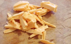 Phô mai Mozzarella cắt miếng nhỏ, cho lên trên miếng khoai tây và lòng đỏ trứng gà.
