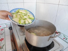 Tiếp theo, cho bí đao vào, nấu cùng. Nêm gia vị 1 muỗng cà phê muối, 1 muỗng cà phê hạt nêm, 1/2 muỗng cà phê bột ngọt cho vừa ăn, nấu sôi là được.